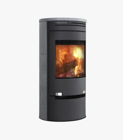 Aduro 1.1SK Täljsten är en modern cylindrisk svart braskamin med glasfront som ger insyn i elden och eleganta topp- och sidopaneler av täljsten.