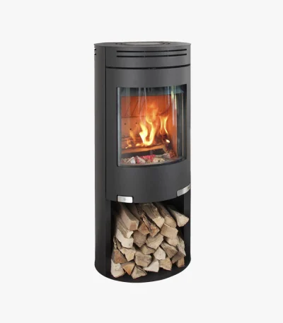 Aduro 1.4 är en modern svart braskamin med en glasfront som visar upp elden inuti. Ett fack under eldstaden rymmer prydligt staplad ved, allt mot en slät vit bakgrund.