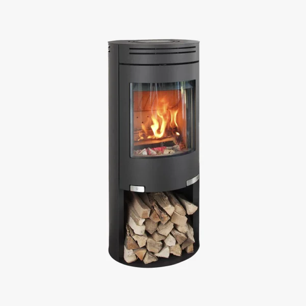 Aduro 1.4 är en modern svart braskamin med en glasfront som visar upp elden inuti. Ett fack under eldstaden rymmer prydligt staplad ved, allt mot en slät vit bakgrund.