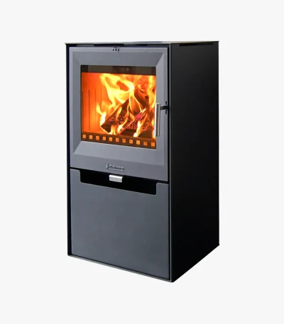 Aduro 14 är en modern svart braskamin med rektangulär form, en glaslucka som visar ljusa lågor och ett litet handtag på höger sida.