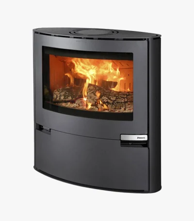 Aduro 15 är en modern svart braskamin med en stor glasfront som visar brinnande vedträn och livliga lågor inuti.