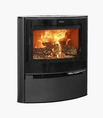 Aduro 15 LUX är en modern svart braskamin med en välvd front och glasdörr som ger en ljus bild av veden som brinner med synliga lågor.