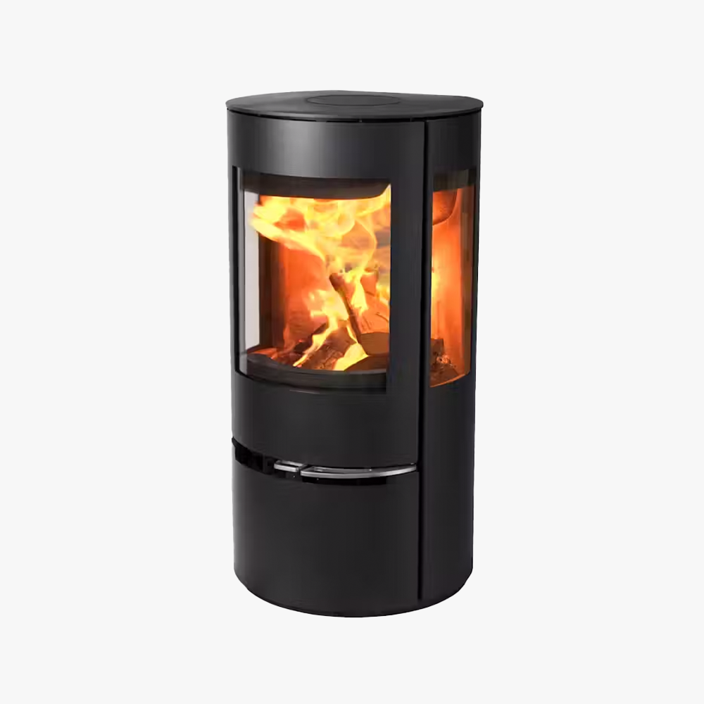 Aduro 17 är en modern, svart, cylindrisk braskamin med glasfönster som visar ljusa lågor och brinnande vedklabbar inuti.