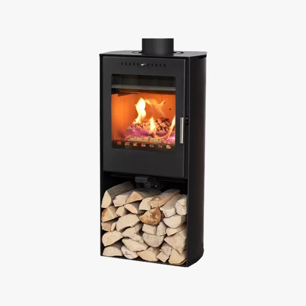 Aduro 19 är en svart braskamin med en glasfront som visar en mysig brasa och ett nedre förvaringsutrymme som är prydligt staplat med ved.