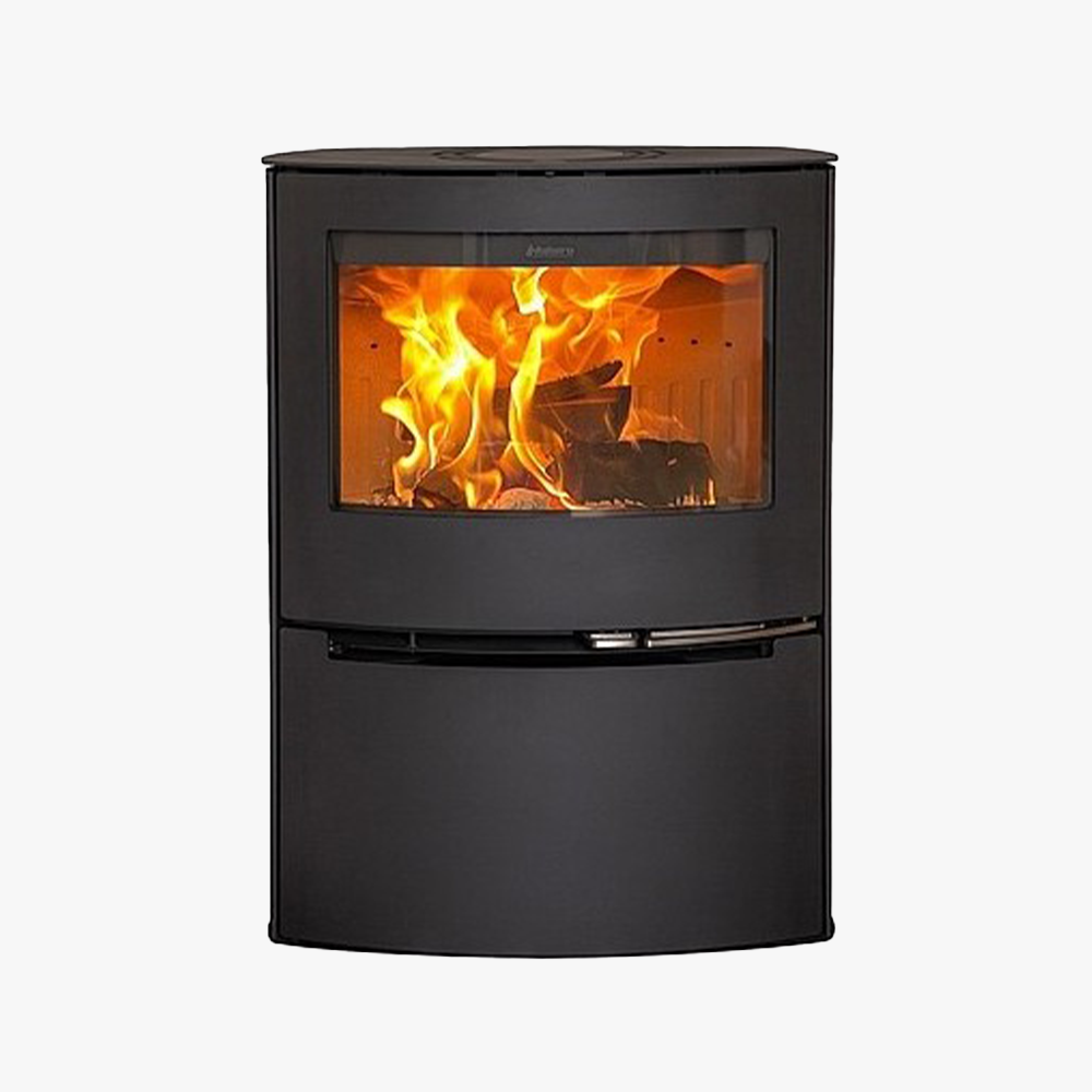 Aduro 21 är en modern svart braskamin med ett stort glasfönster som visar ljusa lågor och brinnande vedträn mot en vit bakgrund.