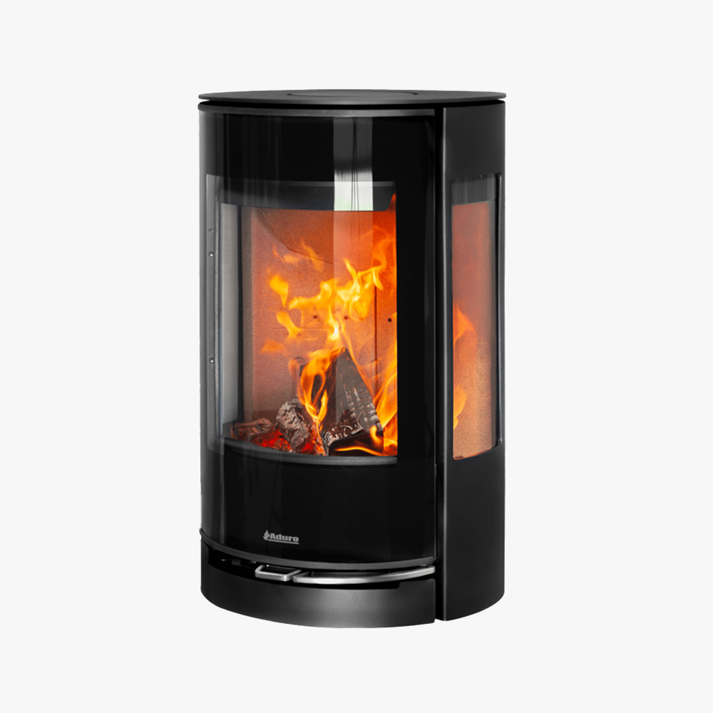 Aduro 22.4 Lux är en modern svart fristående braskamin med en elegant svängd design, en stor glasfront och sidoglaspaneler för bättre sikt över lågan.