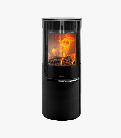 Aduro 22.5 Lux är en modern svart cylindrisk braskamin med en glasfront som visar en ljusorange eld inuti.