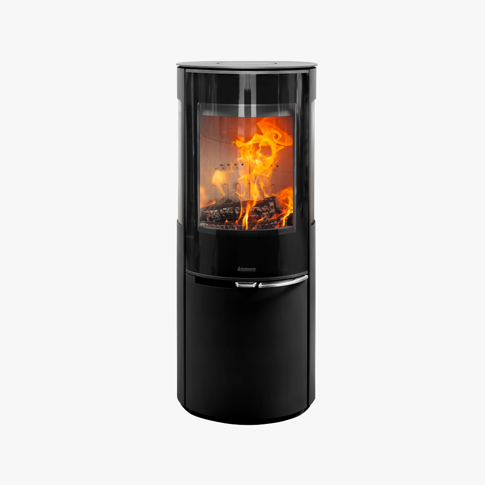 Aduro-22.5-Lux Aduro 22.5 Lux är en modern svart cylindrisk braskamin med en glasfront som visar en ljusorange eld inuti.