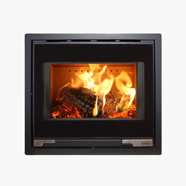 Aduro 5.1 är en modern spisinsats med en elegant svart ram och glasfront, som visar upp levande orangea lågor och glödande vedträn inuti.