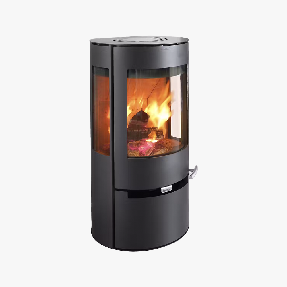 Aduro 9 är en modern cylindrisk svart braskamin med en glasfront och sidopaneler som avslöjar en ljus, flammande eld inuti.