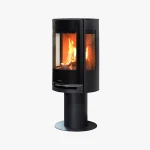 Aduro 9.3 Lux är en modern svart fristående braskamin med glaspaneler som avslöjar elden inuti, monterad på en cylindrisk bas och mot en vit bakgrund.