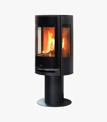 Aduro 9.3 Lux är en modern svart fristående braskamin med glaspaneler som avslöjar elden inuti, monterad på en cylindrisk bas och mot en vit bakgrund.