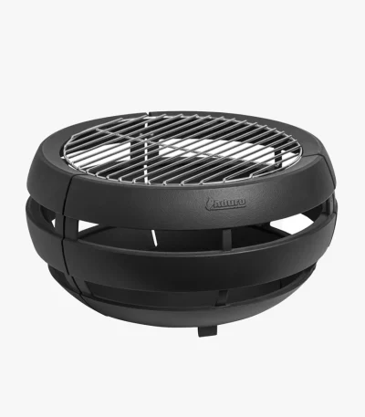 Aduro Fireball är en rund, svart portabel kolgrill med metallgaller, modern ventilationsdesign och korta ben, på en vit bakgrund.