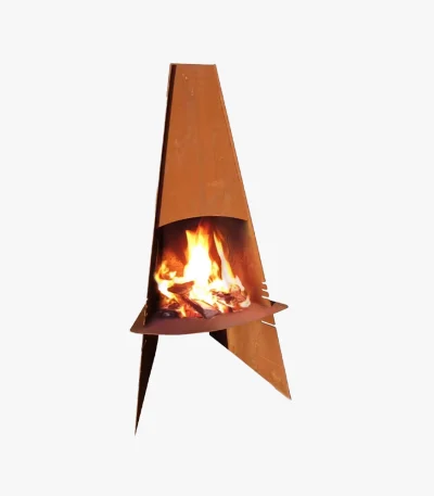 Aduro Utomhuskamin är en modern, triangulär utomhuseldstad tillverkad av rostfärgad metall, med rena vinklade linjer och en minimalistisk design. En ljus eld brinner inuti, allt mot en vanlig vit bakgrund.