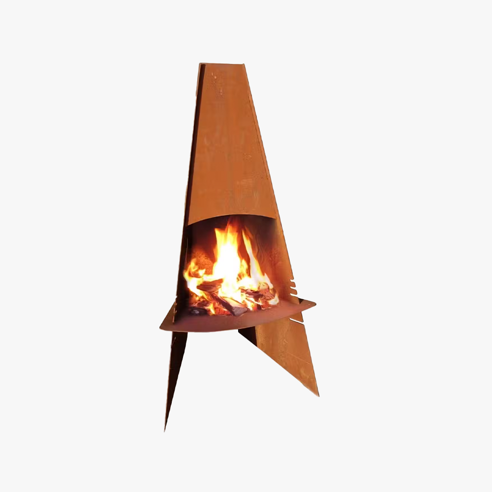 Aduro Utomhuskamin är en modern, triangulär utomhuseldstad tillverkad av rostfärgad metall, med rena vinklade linjer och en minimalistisk design. En ljus eld brinner inuti, allt mot en vanlig vit bakgrund.