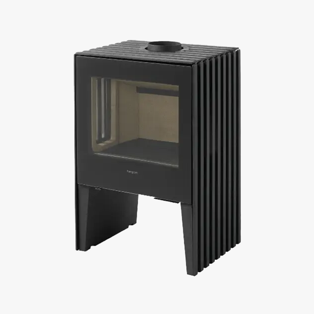 Hergom Glance Sidoglas är en modern svart fristående braskamin med en stor glasdörr och vertikalt räfflade sidor, som visas mot en vit bakgrund.