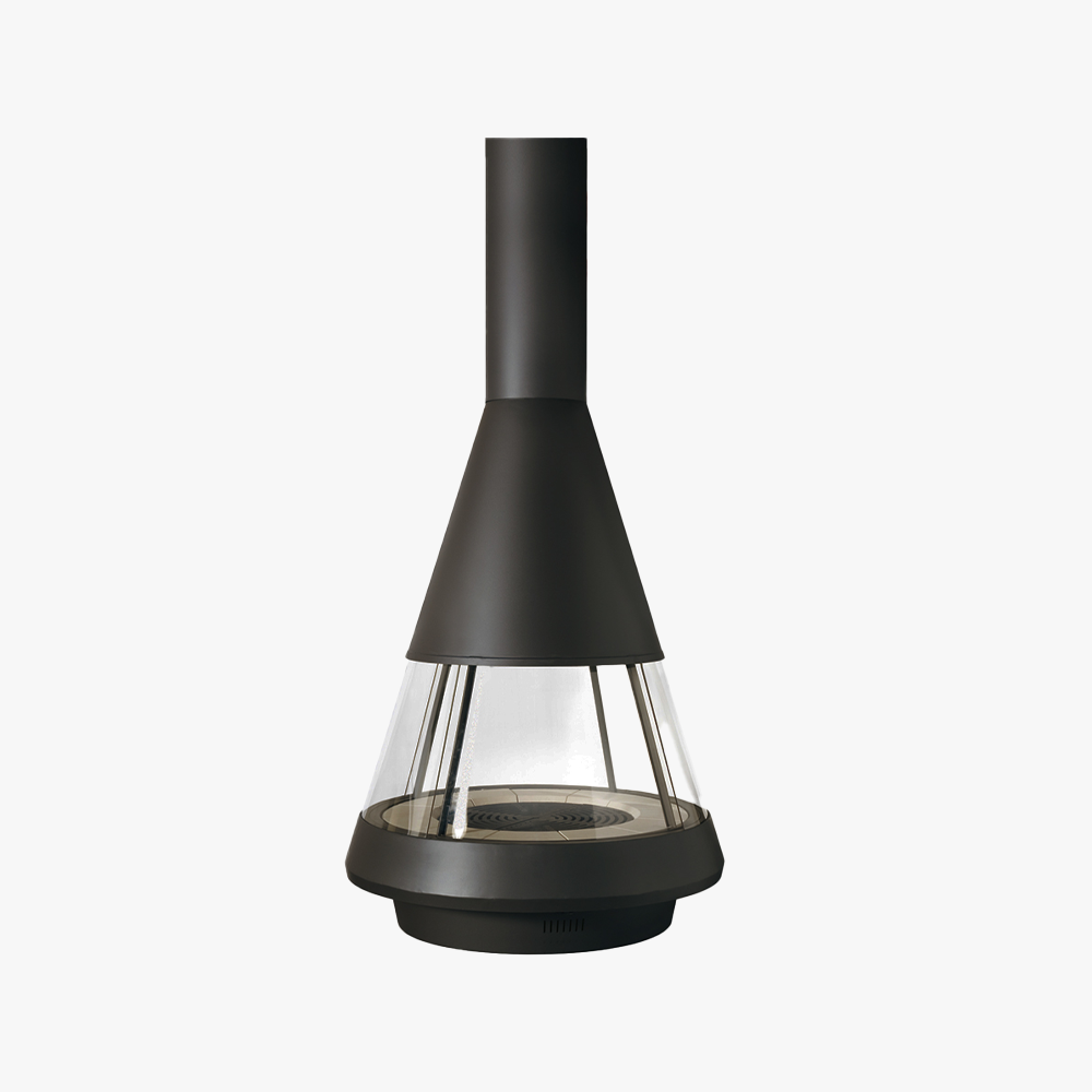 Hergom Mallorca är en modern, fristående svart öppen spis med konisk skorsten och cylindriskt glashölje runt eldstaden, som visas mot en vit bakgrund.