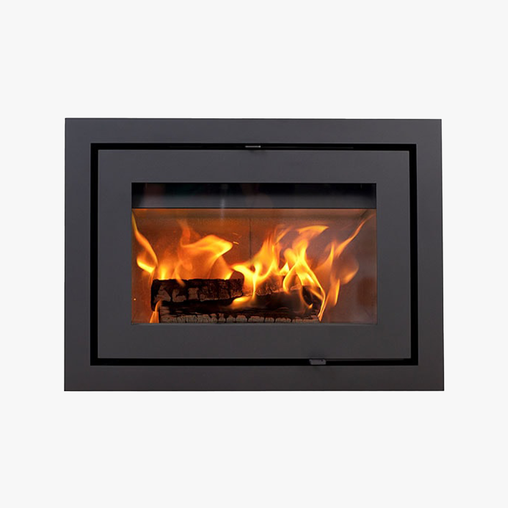 Heta Classic 2 är en modern rektangulär spisinsats med svart ram och glasfront, som visar brinnande vedträn och livfulla orangea lågor inuti.