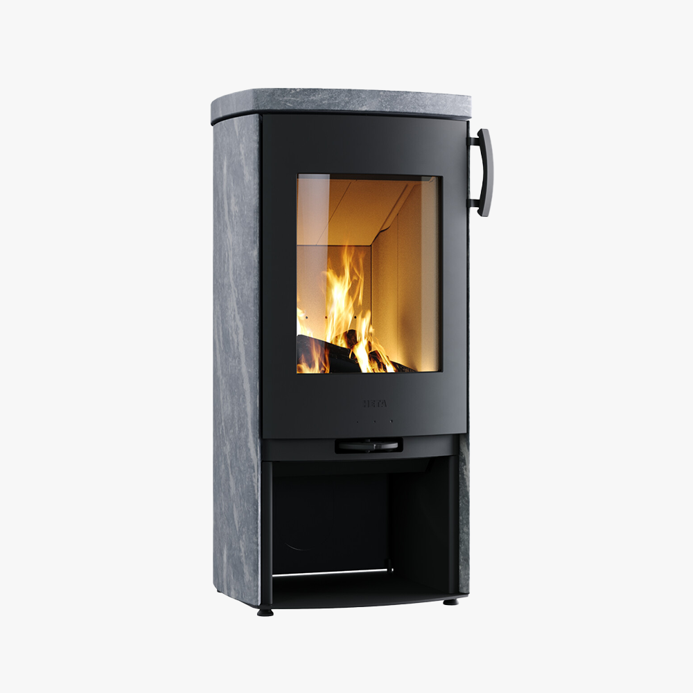 Heta Icon-Line Eclipse Täljsten är en modern svart braskamin med glasdörr med synliga lågor, svängd topp, handtag på sidan och ett öppet fack för förvaring undertill.