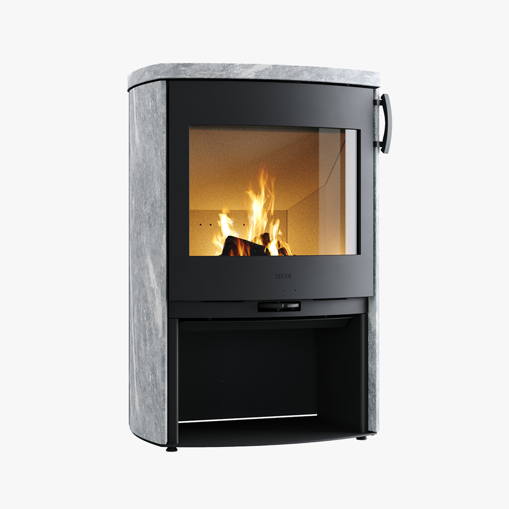 Heta Icon-Line Eclipse XL Täljsten är en modern fristående braskamin med glasfront, mörk metallram, ljusgrå stensidor och ett integrerat förvaringsutrymme undertill.