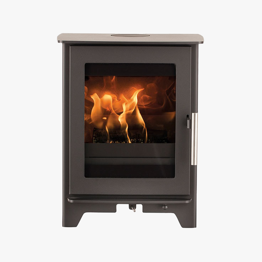 Heta Inspire 40 är en svart fristående braskamin med en glasfront som visar ljusorangea lågor mot en vit bakgrund.