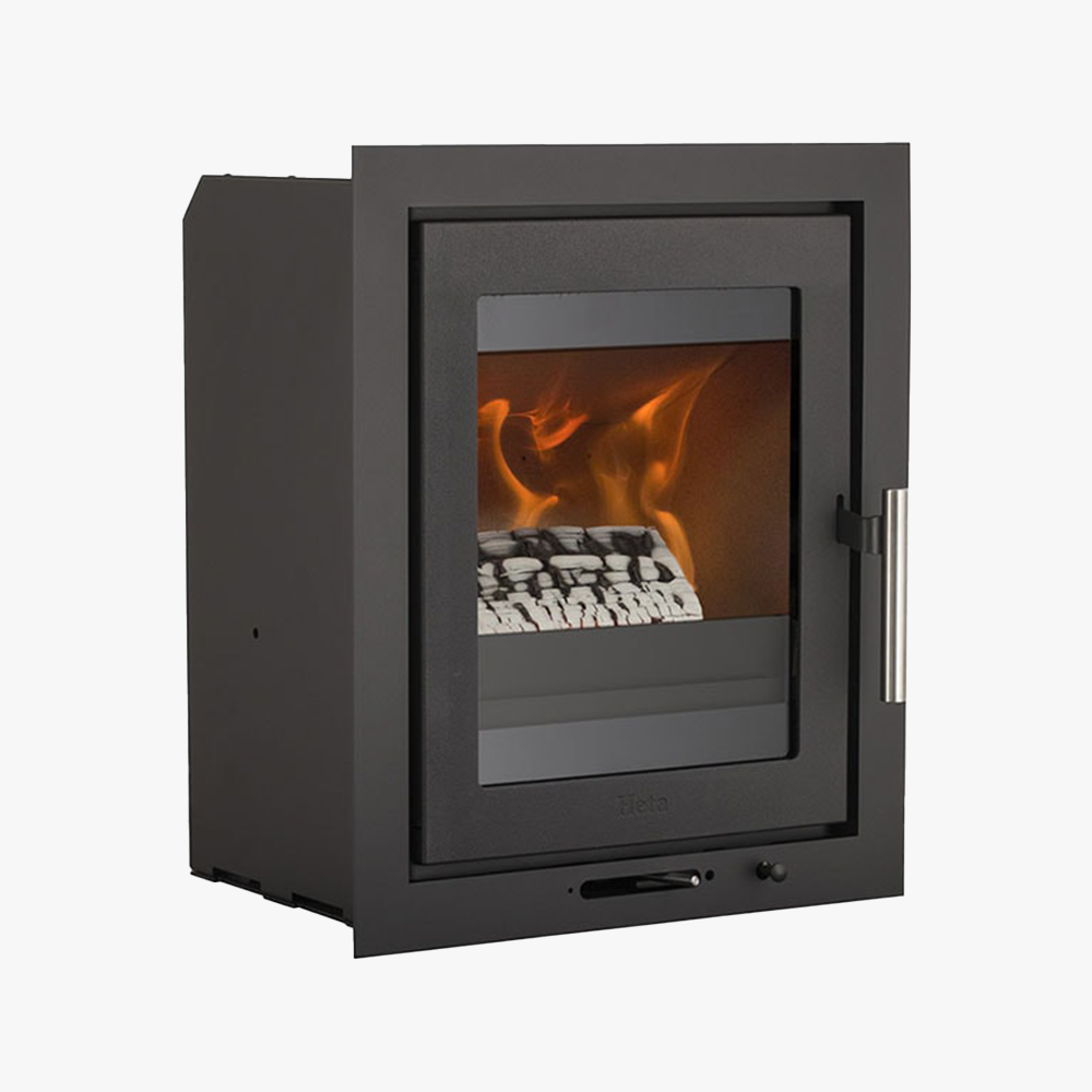 Heta Inspire 40 Insats är en modern svart braskamin med glasdörr och metallhandtag, där den ljusa elden syns inuti.