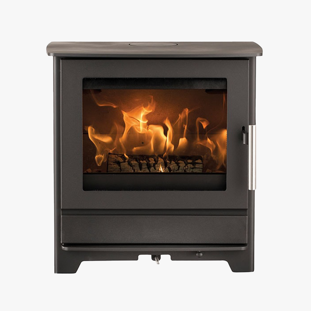 Heta Inspire 45 är en modern svart braskamin med en glasfront som visar brinnande ved och lågor. Den har ett metallhandtag på höger sida och har en elegant, rektangulär design.