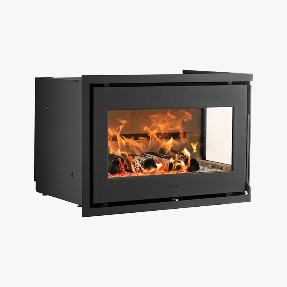Heta Prestige BR är en modern svart vedeldad spisinsats med stor glasfront, ljusa lågor, brinnande vedträn och en elegant rektangulär design.