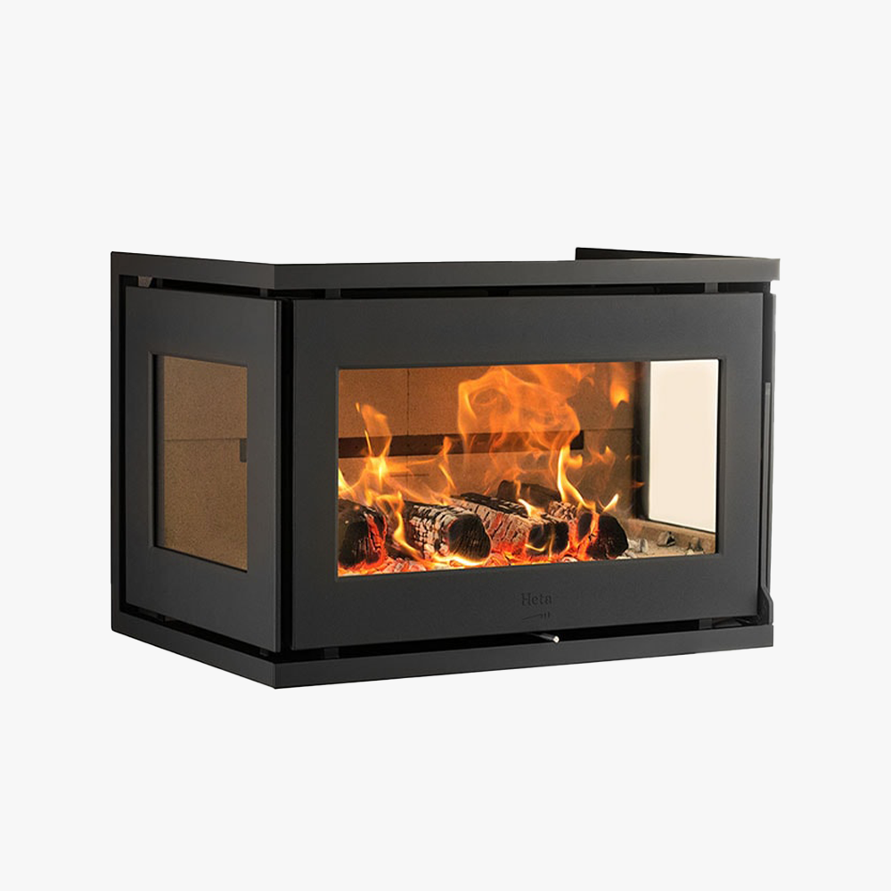 Heta-Prestige-C-1 Heta Prestige C är en modern svart vedeldad öppen spis med tre glaspaneler, som visar ljusa lågor och brinnande stockar mot en vit bakgrund.