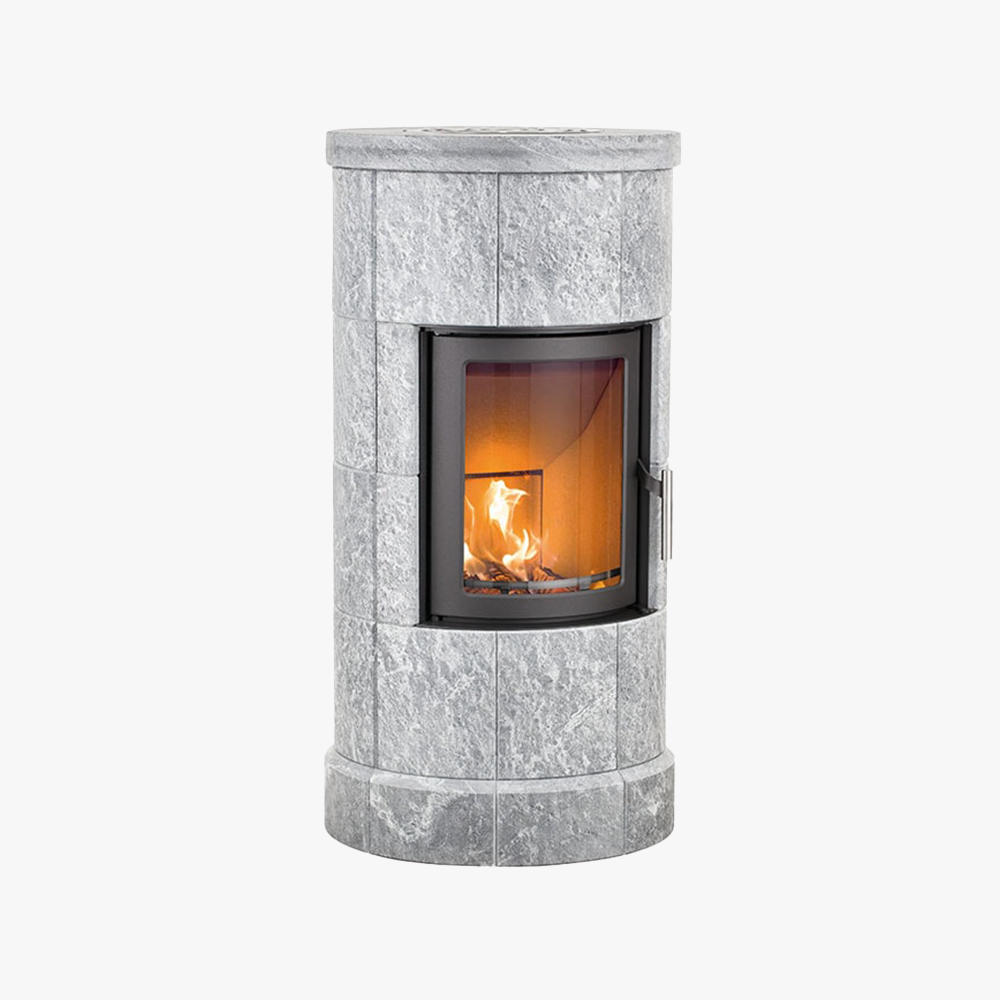 Heta-Scan-Line-10-1 Heta Scan-Line 10 är en cylindrisk grå stenspis med en glasdörr som visar en brinnande eld mot en vit bakgrund.