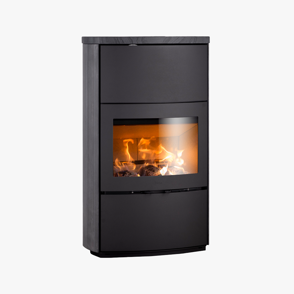 Heta Scan-Line 1000S Blackwood är en modern braskamin med en frontpanel i glas som visar lågorna inuti mot en vit bakgrund.