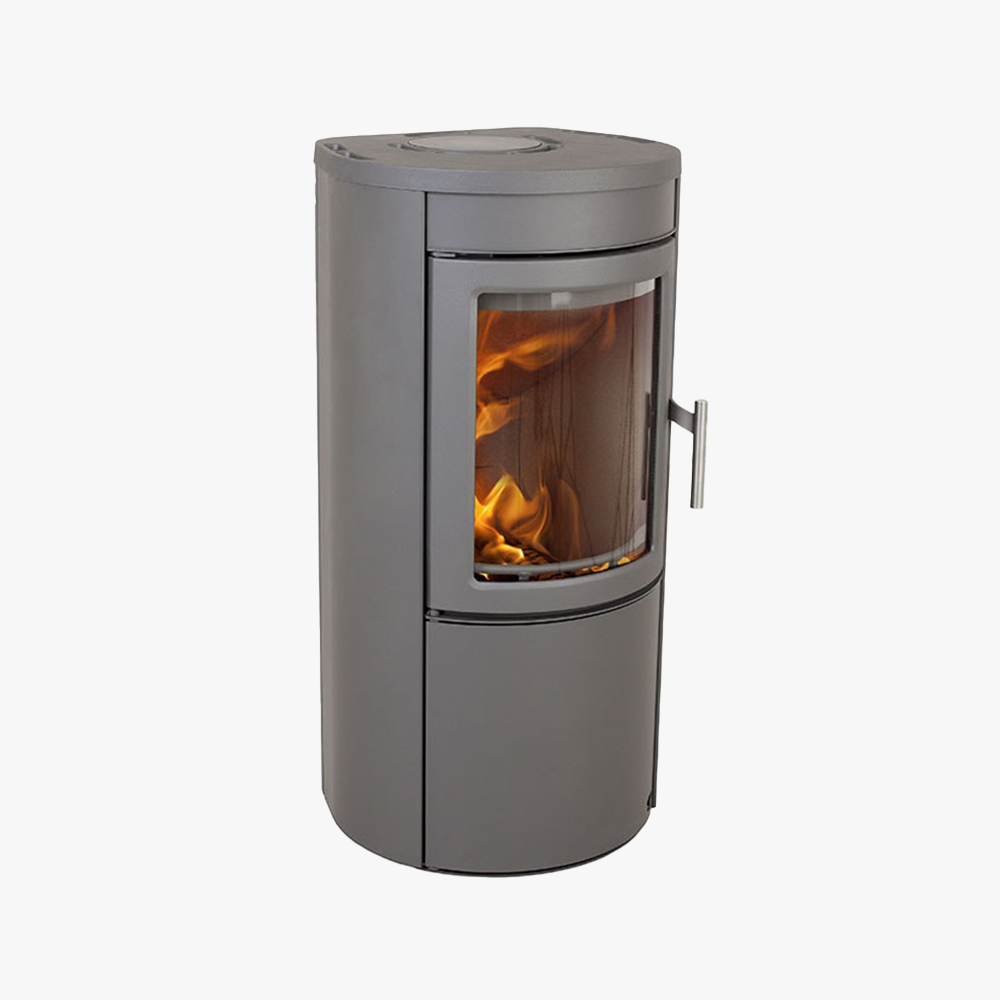 Heta Scan-Line 500 är en modern, cylindrisk, grå braskamin med en frontlucka i glas som visar lågorna. Den har en elegant design och ett metallhandtag på sidan.