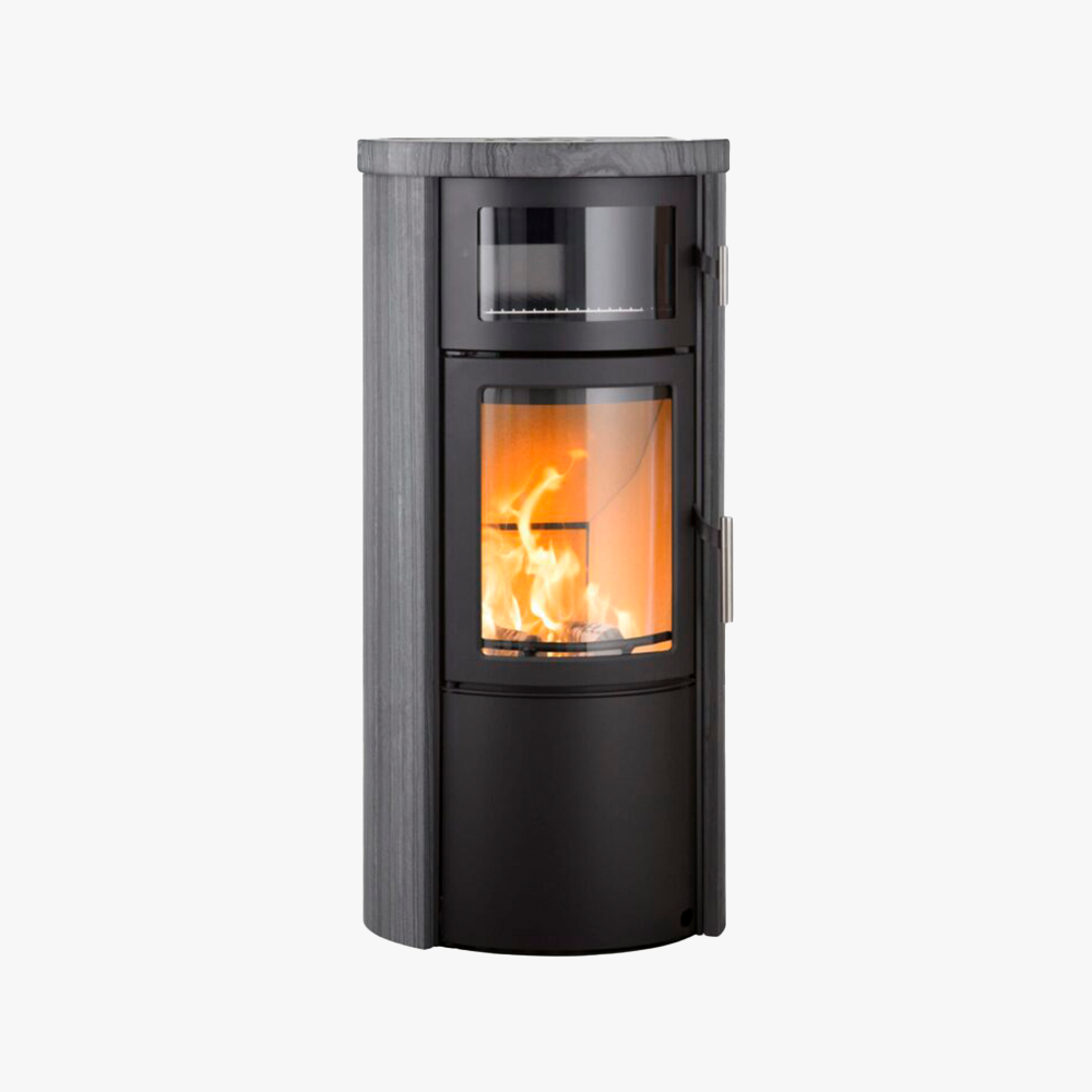 Heta Scan-Line 520B Bakugn Blackwood är en modern cylindrisk kamin i svart med en glasfront som visar en livlig eld, med en liten hylla ovanför eldstaden, svängda designelement och grå topp och sidor.