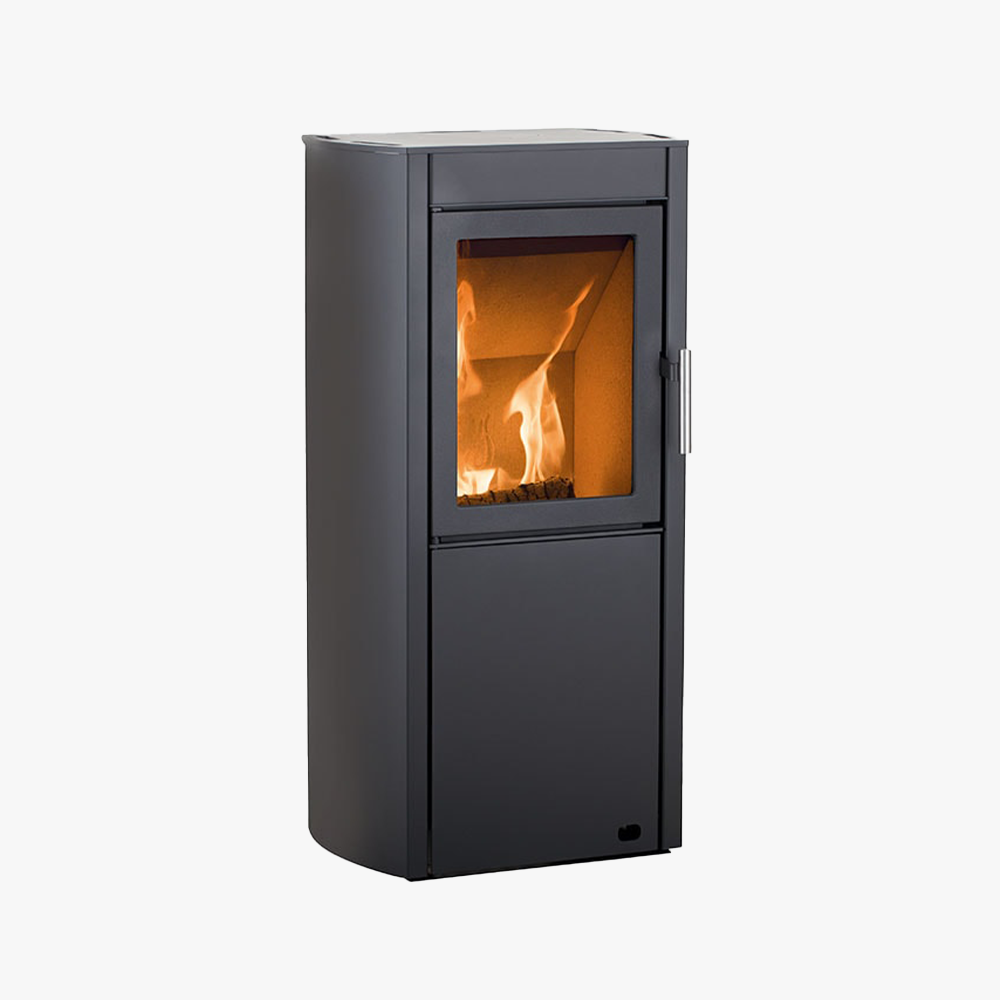 Heta Scan-Line 551 är en modern svart braskamin med en frontpanel av glas som visar en synlig låga mot en vit bakgrund.