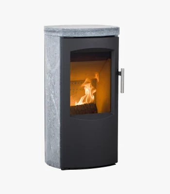 Heta Scan-Line 7B Täljsten är en modern fristående braskamin med glasfront, elegant svart finish, topp och sidor i sten och ett metallhandtag, som visar upp de brinnande vedklabbarna inuti.