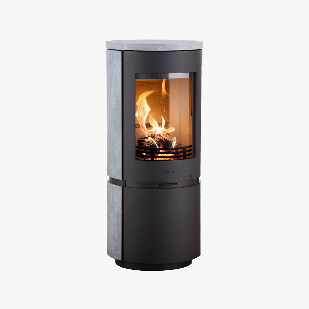 Heta Scan-Line 8 Täljsten är en modern, cylindrisk braskamin med glasdörr, elegant design i svart och grått, stentopp och rena linjer som framhäver den synliga elden inuti.