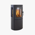 Heta Scan-Line 800 Sidoglas är en modern svart cylindrisk vedspis med glaspaneler som visar en ljus eld inuti, mot en vit bakgrund.
