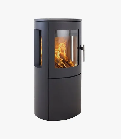 Heta Scan-Line 800 Sidoglas är en modern svart cylindrisk vedspis med glaspaneler som visar en ljus eld inuti, mot en vit bakgrund.