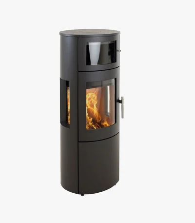 Heta Scan-Line 820B Bakugn Sidoglas är en modern cylindrisk svart braskamin med sidoglaspaneler, synlig låga genom glasluckan, elegant design och ett metallhandtag på höger sida.