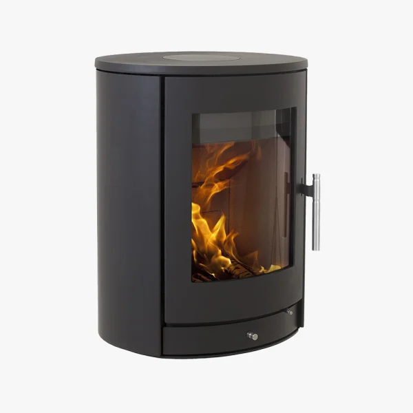 Heta Scan-Line 850 Vägghängd är en modern svart braskamin med en glasdörr som visar lågor och ett metallhandtag till höger, mot en vit bakgrund.