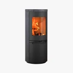 Heta Scan-Line 900 Blackwood är en modern svart cylindrisk braskamin med en glasfront som visar upp en ljus eld mot en vit bakgrund.
