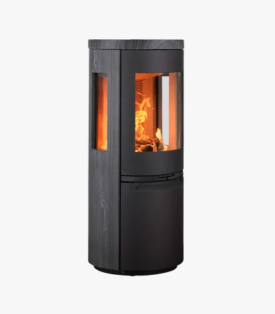 Heta Scan-Line 900 Sidoglas Blackwood är en modern cylindrisk svart braskamin med glaspaneler som visar elden inuti, mot en vit bakgrund.