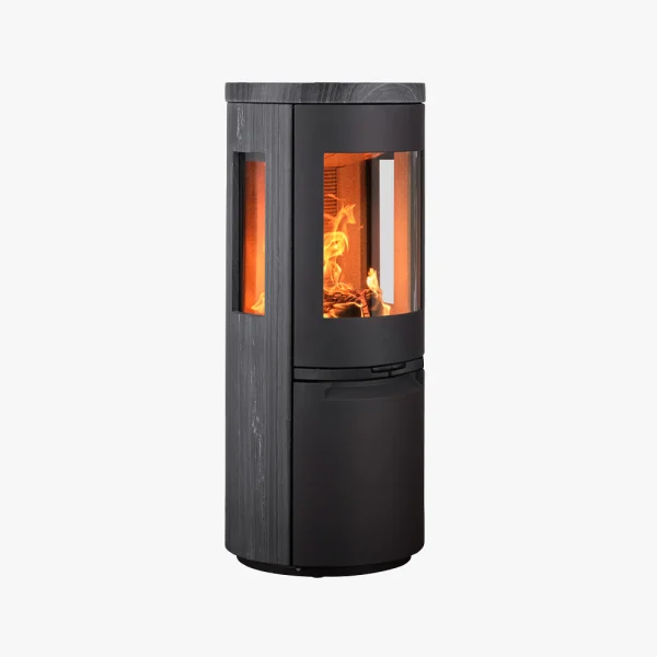 Heta Scan-Line 900 Sidoglas Blackwood är en modern cylindrisk svart braskamin med glaspaneler som visar elden inuti, mot en vit bakgrund.