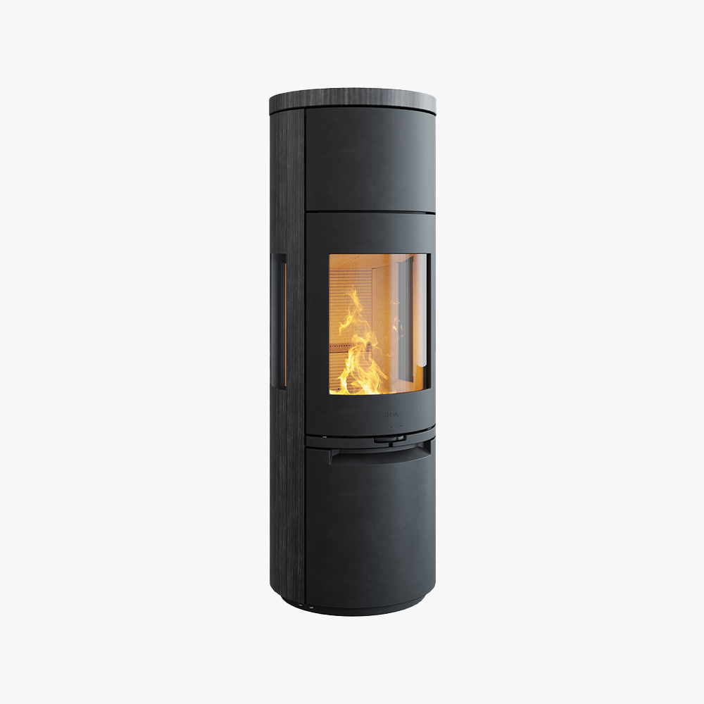 Heta Scan-Line 900S Sidoglas Blackwood är en modern cylindrisk svart braskamin med en glasfront som visar en ljus eld mot en vit bakgrund.