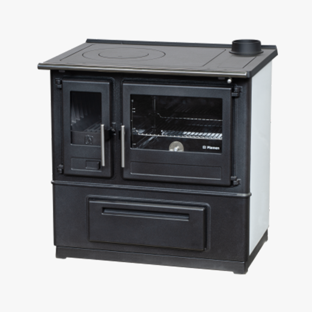 Slavonac N är en svartvit vedspis med glaslucka till vänster, ugn med glasfönster till höger, spishäll i metall och förvaringslåda i botten.