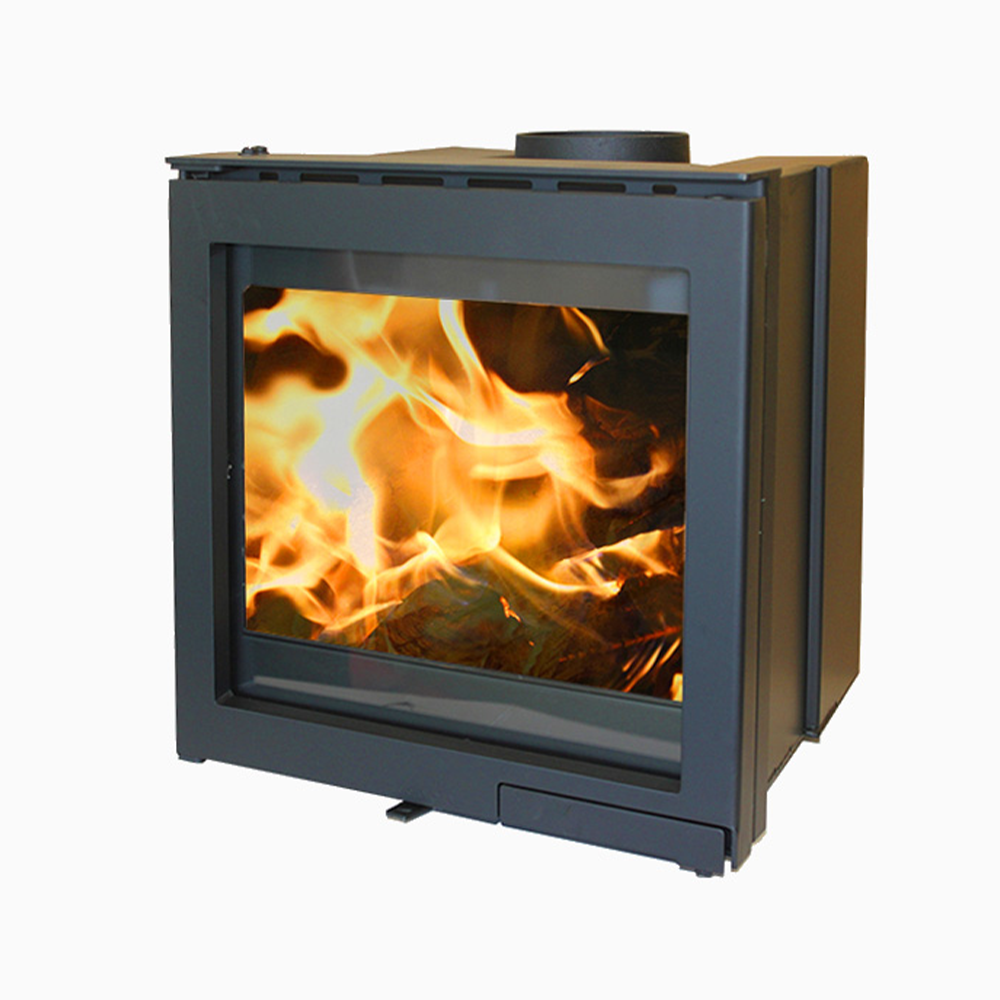 Kaminex-Svea-Exclusive-Mini-1 Sveaflame Exclusive Mini är en modern svart braskamin med en stor glasfront som visar ljusorangea lågor mot en vit bakgrund.