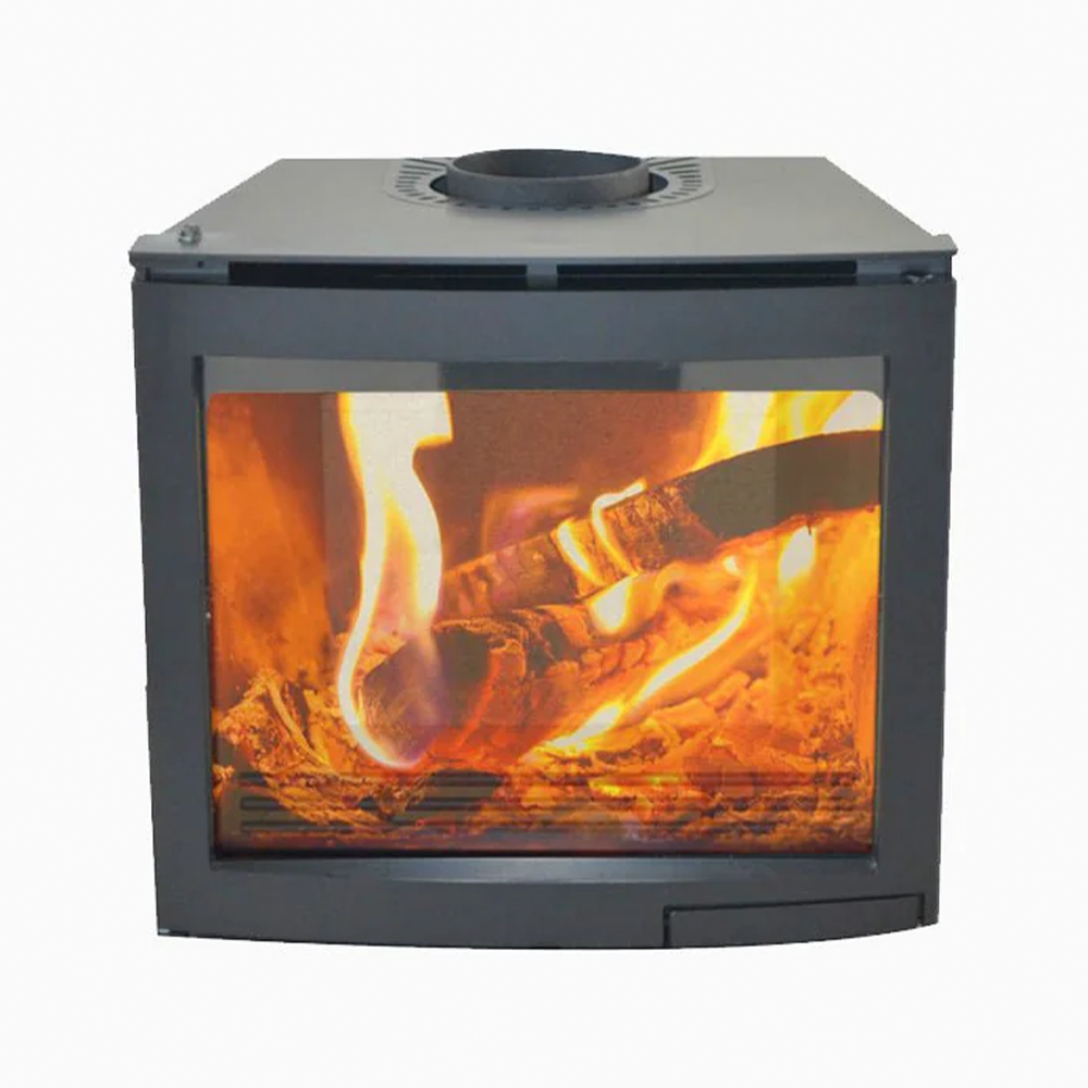 Sveaflame Exclusive Rak lucka är en svart braskamin med en stor glasfront som visar brinnande ved och ljusa orangea lågor inuti.