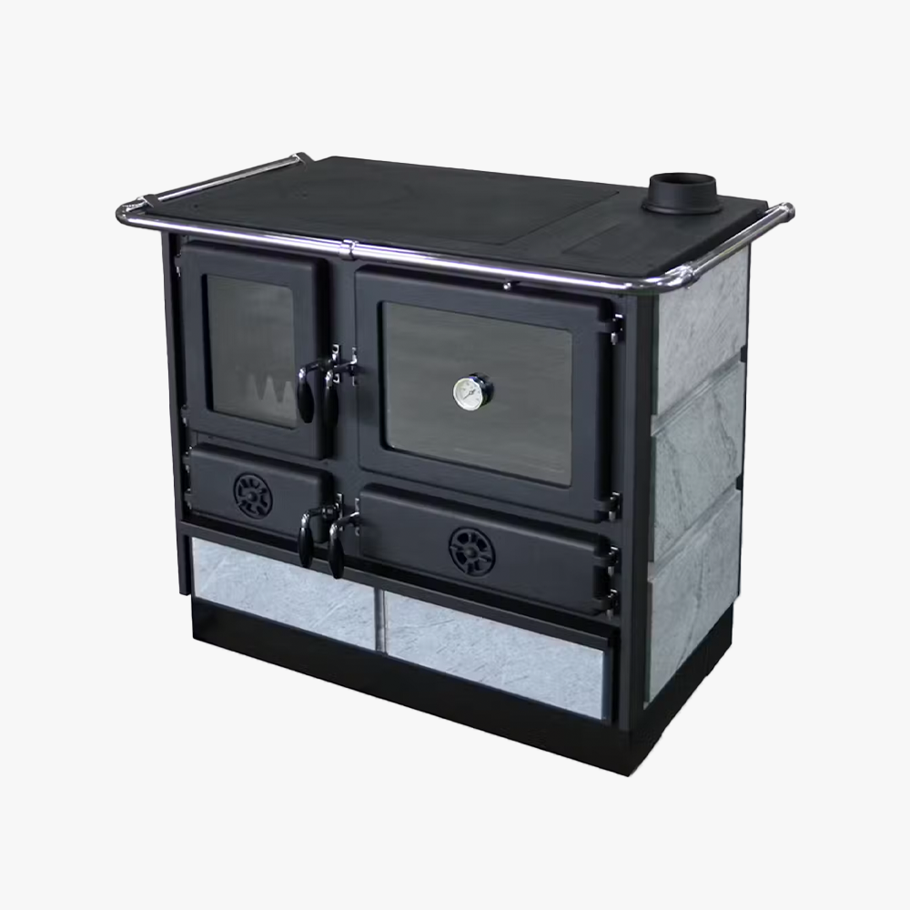 MBS Magnum är en svart och grå braskamin med två frontluckor, stenpaneler på sidorna, metallskenor på toppen och ett runt skorstensutlopp i det övre högra hörnet.