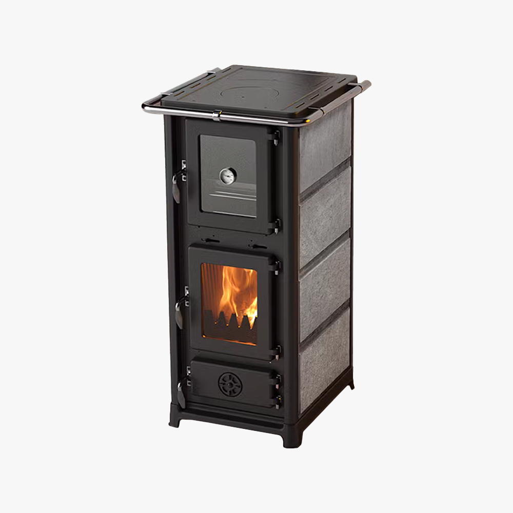 MBS Olympia Plus Täljsten är en svart fristående braskamin med en synlig låga bakom en glaslucka, en metallugn ovanför och sidopaneler med stenstruktur.