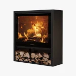 Panadero Grand Allegro är en modern svart braskamin med glasfront och en ljus eld inuti och ett nedre fack som är prydligt staplat med huggen ved.